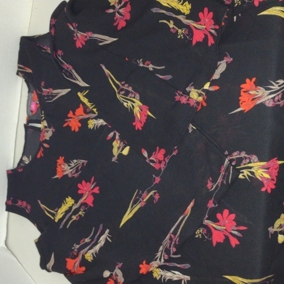VINCE Camuto Cold-Shoulder Bell-Sleeve Black Top size medium flower print - Picture 4 of 9
